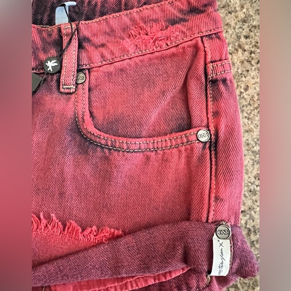 One Teaspoon Bandits Red Pistol Denim Shorts
Size AU 26/ 4 US NWT Mid Rise - Picture 9 of 13